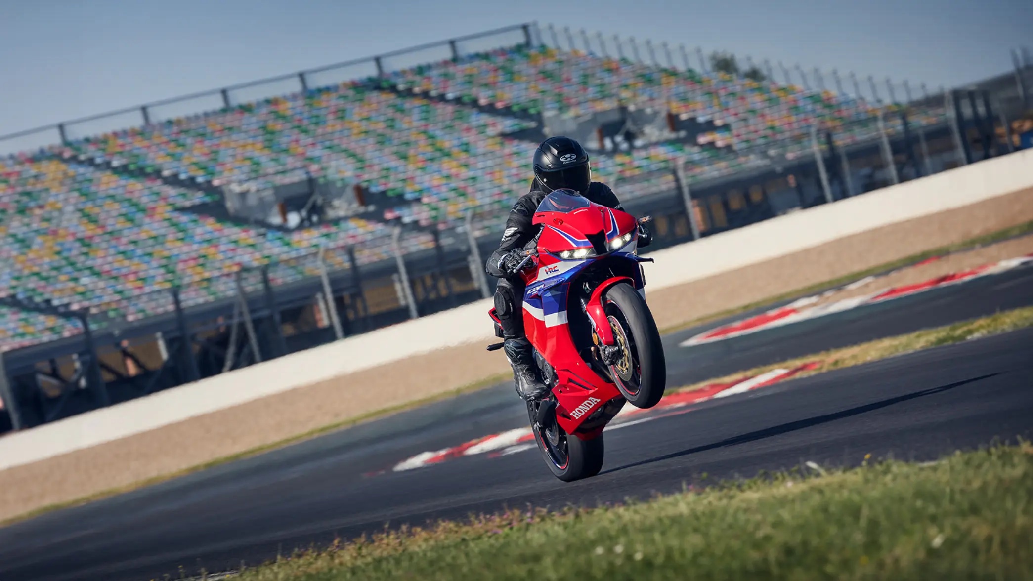 On connait enfin le prix de la Honda CBR600RR 2024 ! MotoMedia